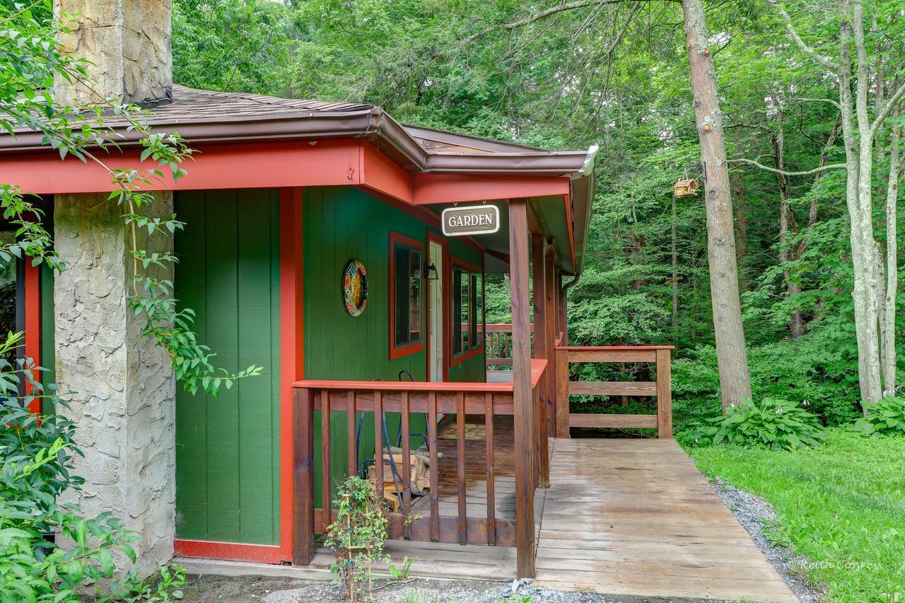 Magnolia Streamside Resort Canadensis Room photo